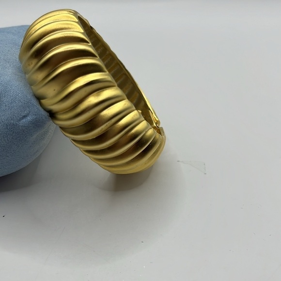 Vintage Large Matte Gold Clamper Chunky Ribbed Gold Tone Bangle Bracelet Swirls - Picture 11 of 11